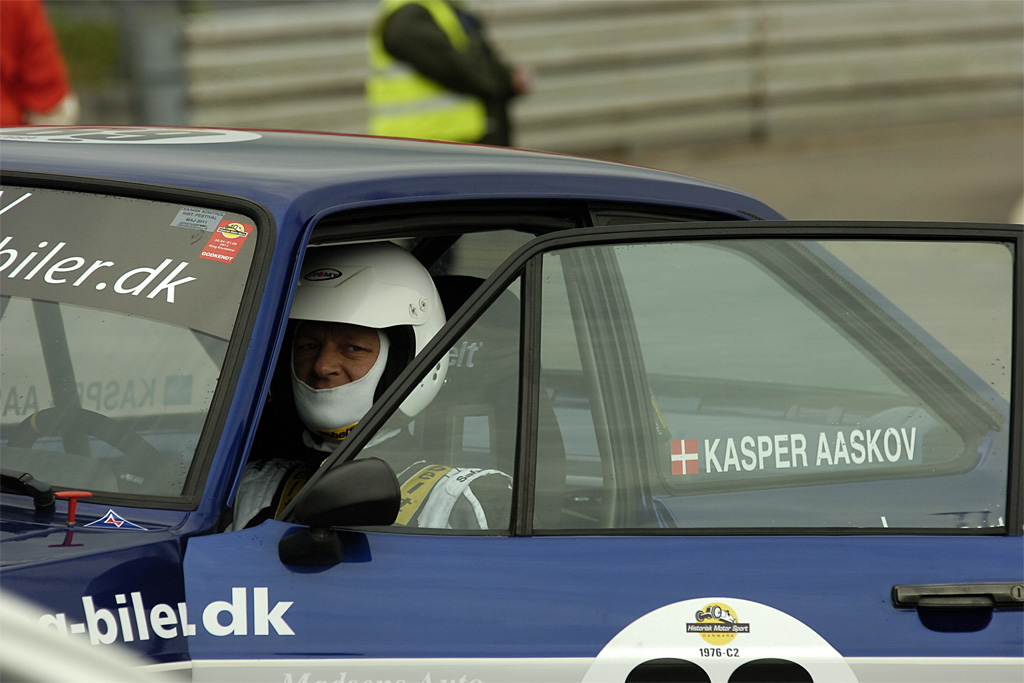 Kasper Aaskov stiger ud af sin historiske Escort ...
